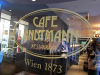 RESTAURANT「CAFE LANDTMANN」で ウィーン風牛肉の煮込み