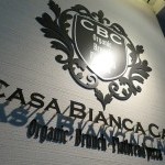 イタリアンカフェ「CASA BIANCA CAFE」で白いおウチと紅いカンパリのグラスたち