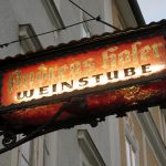 Weinstube「AndreasHofer」で石畳の小路シュタインガッセ辿る古き良き郷土料理店