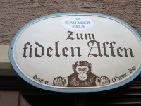 <span class="title">GASTWIRTSCHAFT「Zum fidelen Affen」でカプツィナーベルクの丘と白のグラスと</span>