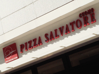 PIZZA「SALVATORE CUOMO」で 白に黄色の四種のチーズ cuomo